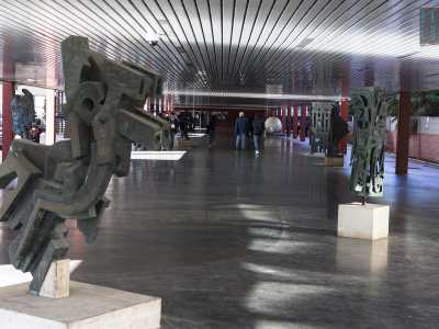 ...la mezzaluna di solidi simili agli ingranaggi di un orologio realizzata da Umberto Mastroianni...